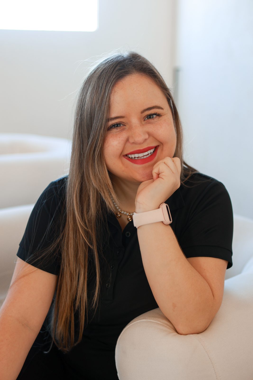 Mafer Suárez sentada, sonriendo hacia la cámara