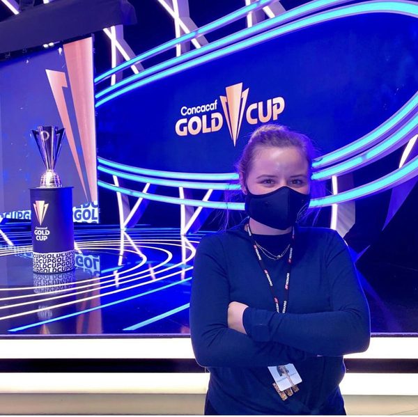 Mafer en el set de la Concacaf Gold Cup junto al trofeo