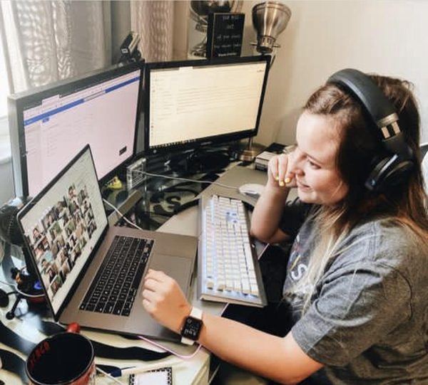 Mafer con audífonos en una reunión de producción por video desde su escritorio