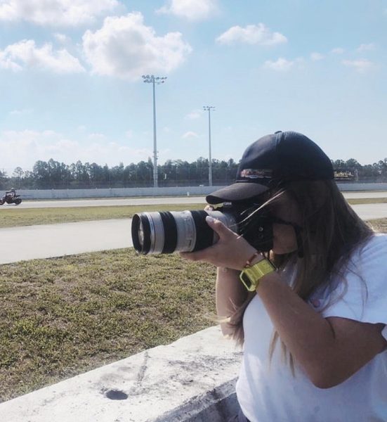 Mafer grabando con su cámara Canon en una pista de carreras