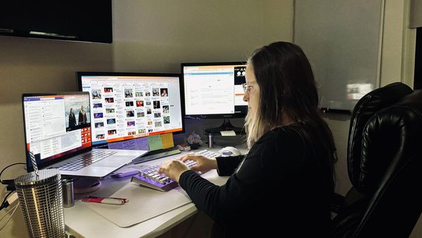 Mafer moderando conversaciones de la marca en varias pantallas a la vez