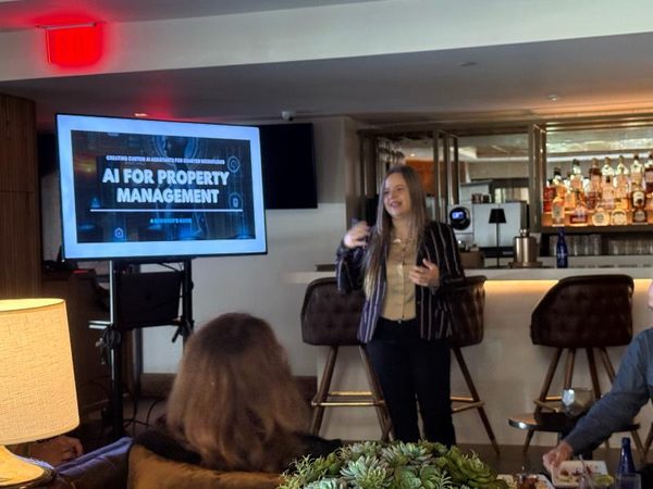 Mafer dando una charla sobre inteligencia artificial frente a una pantalla de presentación